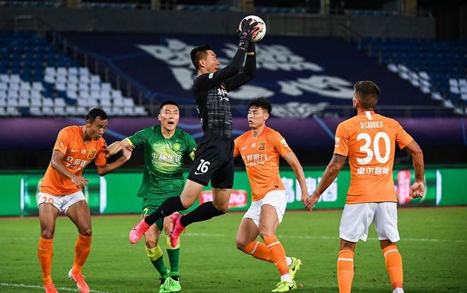 篮球勇士教练组进行临场换人调整收好效果