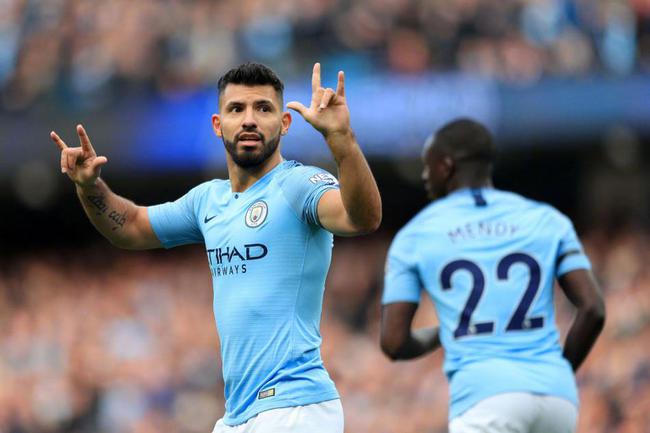 球星突破防线送出制胜球